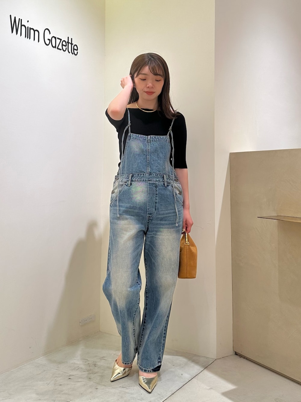 「春夏コーデ、シンプルコーデ、きれいめカジュアル、休日スタイル、デニム、お出かけコーデ、シンプル、夏コーデ、カジュアルスタイル、骨格ストレート、30代コーデ、オフショル、ウィムガゼット、whimgazette、オールインワン」｜「Whim Gazetteのデニムオールインワン2（つなぎ/オールインワン、ブルー系）」を使った、髙橋さん（レディース・158cm）の春コーディネートの1枚目の写真