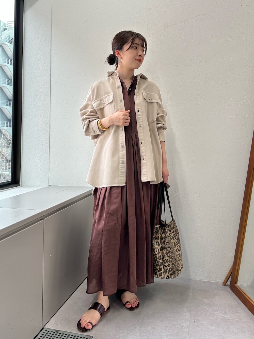 「サンダル、ワンピース、きれいめカジュアル、休日スタイル、お出かけコーデ、夏コーデ、オトナ女子、ロングワンピース、ワンピーススタイル、ノースリーブ、ウィムガゼット、whimgazette、オーバーサイズ、シャツコーデ、シャツスタイル」｜「Whim Gazetteのシルクローンギャザーワンピース（ワンピース、ブラウン系）」を使った、髙橋さん（レディース・158cm）の春コーディネートの1枚目の写真