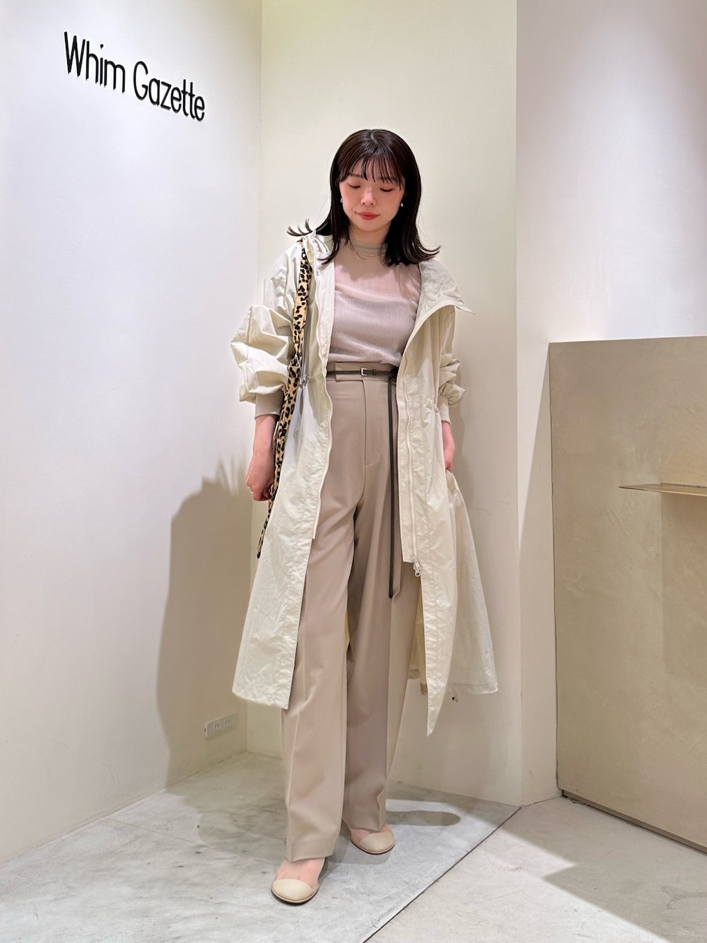 「春色、春先取り、大人女子、大人可愛い、ゆるシルエット、大人ファッション、春カラー、シアートップス、きれいめコーディネート、whimgazette、ウィムガゼット、春アウター、ワイドパンツ、レオパード」｜「Whim Gazetteの【Hoaw.】メッシュミュール（サンダル、ベージュ系）」を使った、髙橋さん（骨格ストレート・レディース・158cm）の冬コーディネートの1枚目の写真