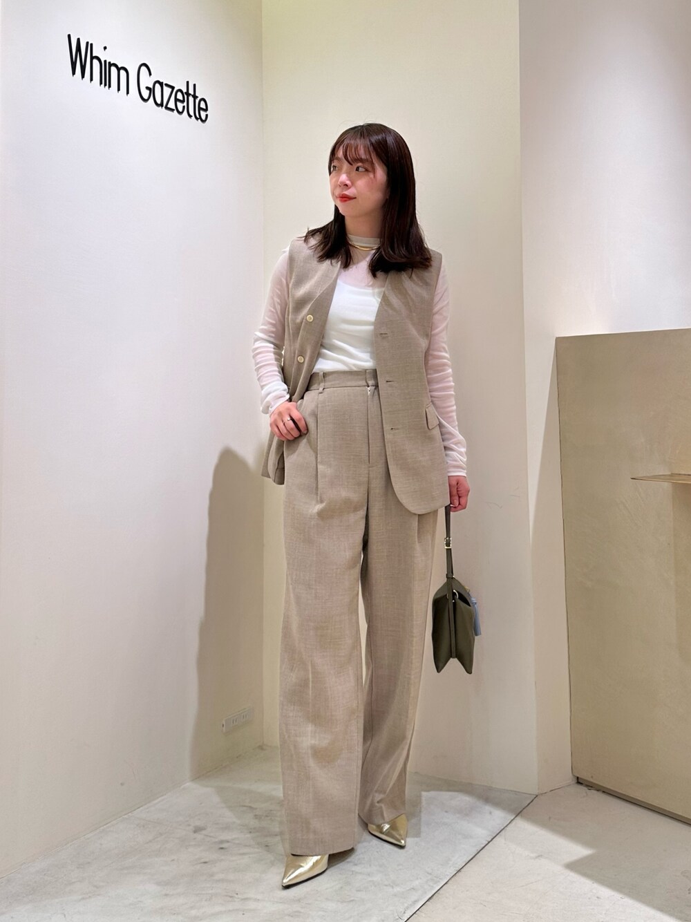 「大人カジュアル、お出かけコーデ、春夏コーデ、セットアップ、淡色コーデ、シンプルスタイル、オトナカジュアル、オトナ女子、オフィススタイル、ウィムガゼット、whimgazette、30代コーデ、ママコーデ、ジレ、パンツスタイル」｜「Whim Gazetteのジュートライクタックパンツ（スラックス、ベージュ系）」を使った、髙橋さん（レディース・158cm）の春コーディネートの1枚目の写真