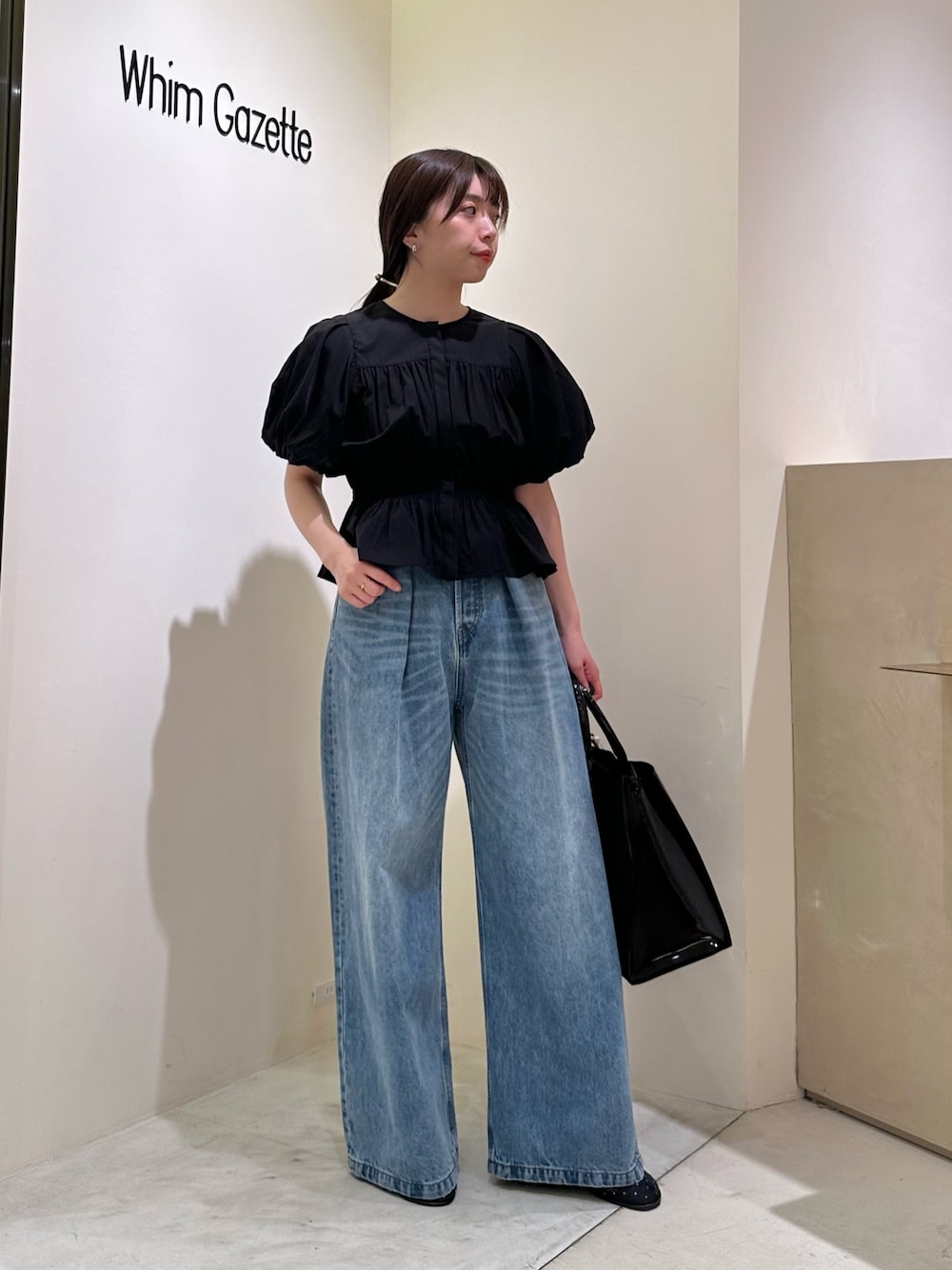 「春コーデ、春めき満開コーデ、春服コーデ、おでかけコーデ、大人ファッション、お花見コーデ、大人ガーリー、大人かわいい、ウィムガゼット、whimgazette、デニム、デニムパンツ、デニムコーデ、ブラウス、パフスリーブ」｜「THE PAUSEの【THE PAUSE】パフスリーブブラウス（シャツ/ブラウス、ブラック系）」を使った、髙橋さん（骨格ストレート・レディース・158cm）の春コーディネートの1枚目の写真