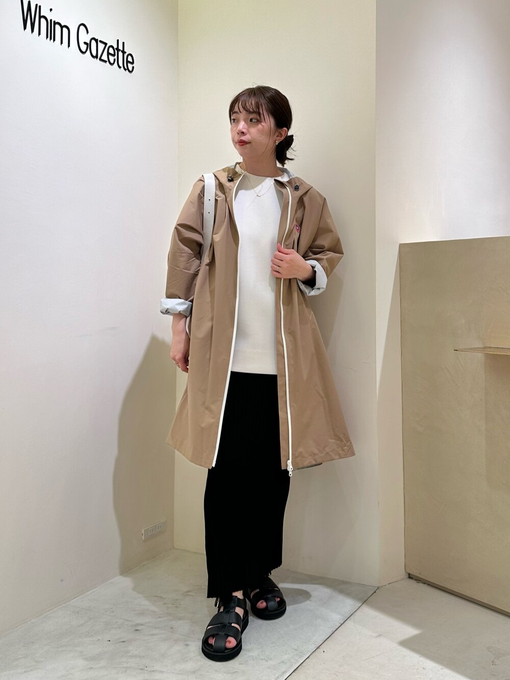 「大人カジュアル、お出かけコーデ、ショルダーバッグ、春夏コーデ、シンプルコーデ、オトナカジュアル、シンプルスタイル、30代コーデ、雨の日コーデ、グルカサンダル、ママコーデ、ウィムガゼット、whimgazette、タイトスカート」｜「Whim Gazetteの半袖ダンボールプルオーバー（Tシャツ/カットソー、ホワイト系）」を使った、髙橋さん（レディース・158cm）の春コーディネートの1枚目の写真