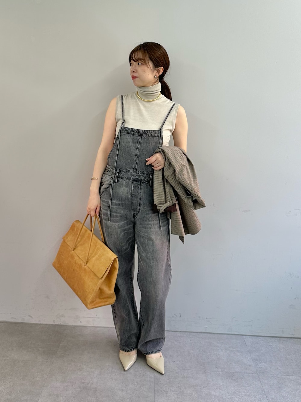「夏コーデ、きれいめカジュアル、デニム、お出かけコーデ、ノースリーブ、トートバッグ、夏服コーデ、おでかけコーデ、キレイめカジュアル、大人ファッション、ジャケット、オールインワン、タートルネック、ウィムガゼット、whimgazette」｜「Whim Gazetteの【Hoaw.】チョーカー（チョーカー、シルバー系）」を使った、髙橋さん（レディース・158cm）の夏コーディネートの1枚目の写真