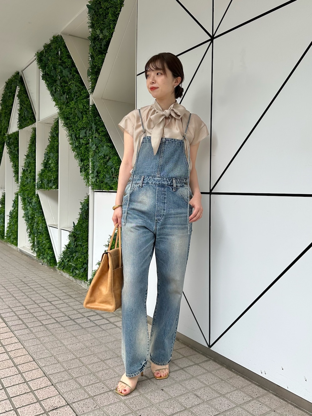 「春色、春めき満開コーデ、休日スタイル、お出かけコーデ、シアートップス、大人カジュアル、オトナ女子、オトナカジュアル、カジュアルスタイル、大人ガーリー、ママファッション、ボウタイブラウス、ウィムガゼット、オールインワン、デニム」｜「Whim Gazetteのデニムオールインワン2（つなぎ/オールインワン、ブルー系）」を使った、髙橋さん（レディース・158cm）の春コーディネートの1枚目の写真