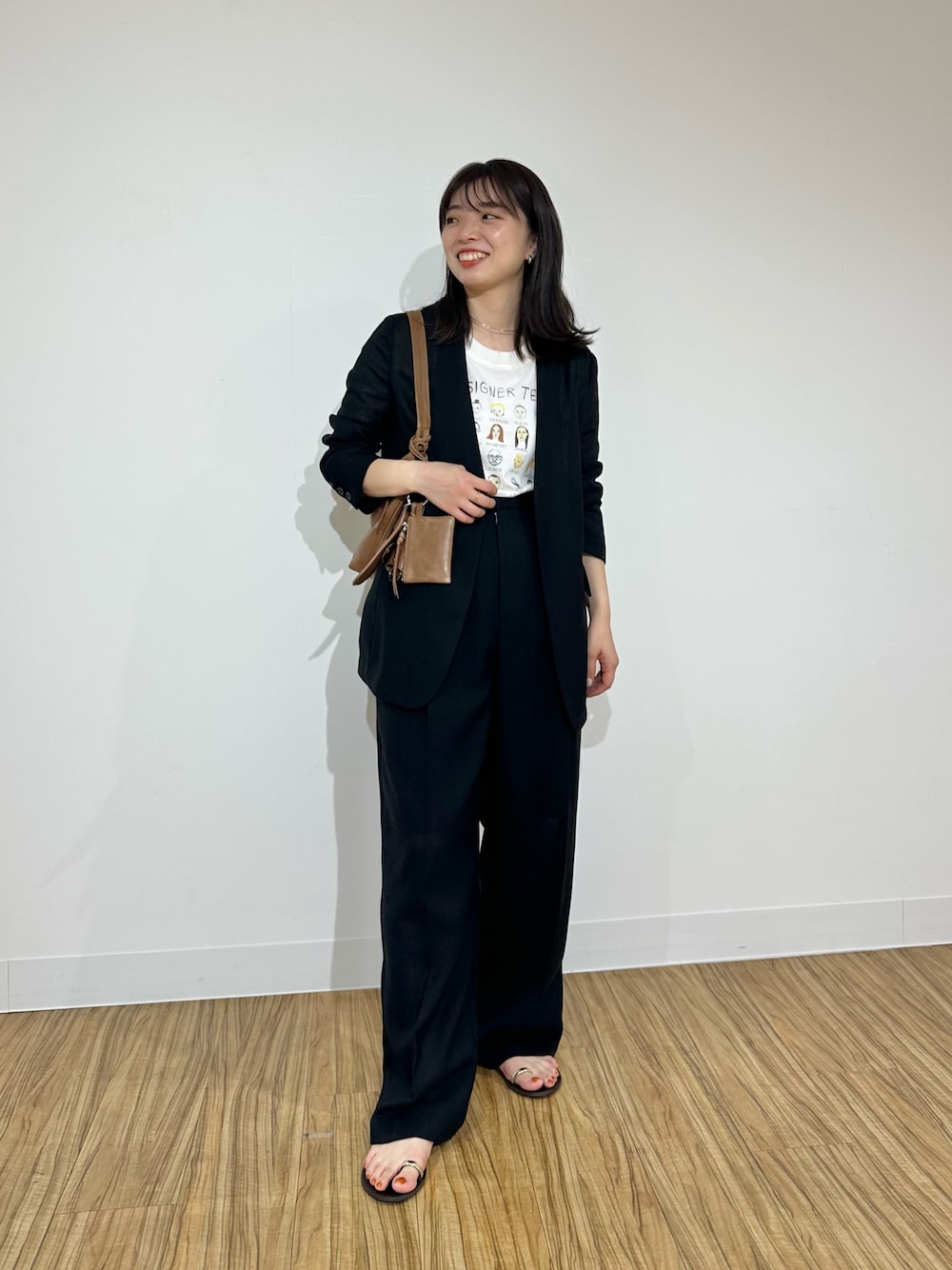 「春服コーデ、大人かわいい、シンプル、きれいめコーデ、大人女子、ジャケット、ジャケットスタイル、whimgazette、ウィムガゼット、サンダル、セットアップ、ブラックコーデ、ブラック」｜「Whim Gazetteのジュートライクノーカラージャケット（ノーカラージャケット、ブラック系）」を使った、髙橋さん（骨格ストレート・レディース・158cm）の春コーディネートの1枚目の写真