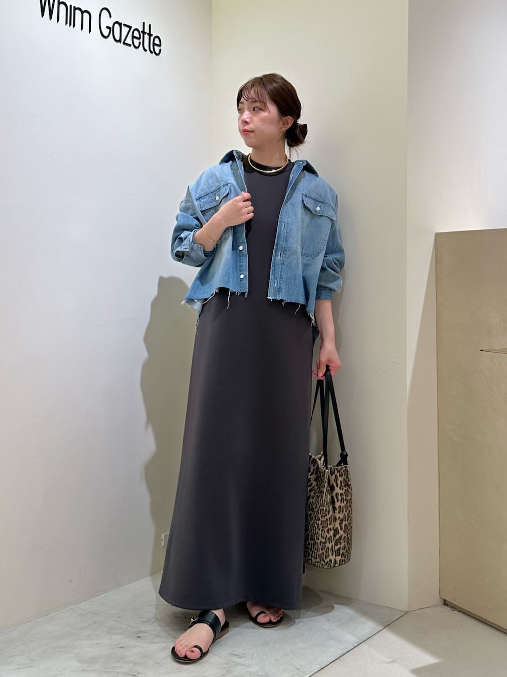 「大人カジュアル、春夏コーデ、シンプルコーデ、ワンピース、きれいめカジュアル、休日スタイル、おでかけコーデ、オトナカジュアル、夏コーデ、ワンピーススタイル、カジュアルスタイル、デニム、デニムシャツ、ウィムガゼット、whimgazette」｜「Whim Gazetteのポンチフレアワンピース（ワンピース、グレー系）」を使った、髙橋さん（レディース・158cm）の春コーディネートの1枚目の写真
