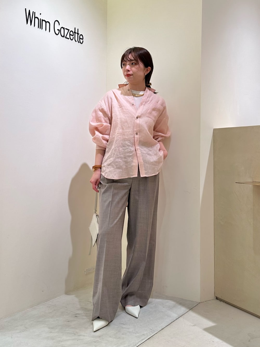 「大人カジュアル、休日スタイル、お出かけコーデ、シアートップス、春夏コーデ、シンプルコーデ、春ファッション、カジュアルスタイル、リネン、ピンク、whimgazette、ウィムガゼット、ワイドパンツ」｜「Whim Gazetteのリネンキャンバスシャツ（シャツ/ブラウス、ピンク系）」を使った、髙橋さん（レディース・158cm）の春コーディネートの1枚目の写真