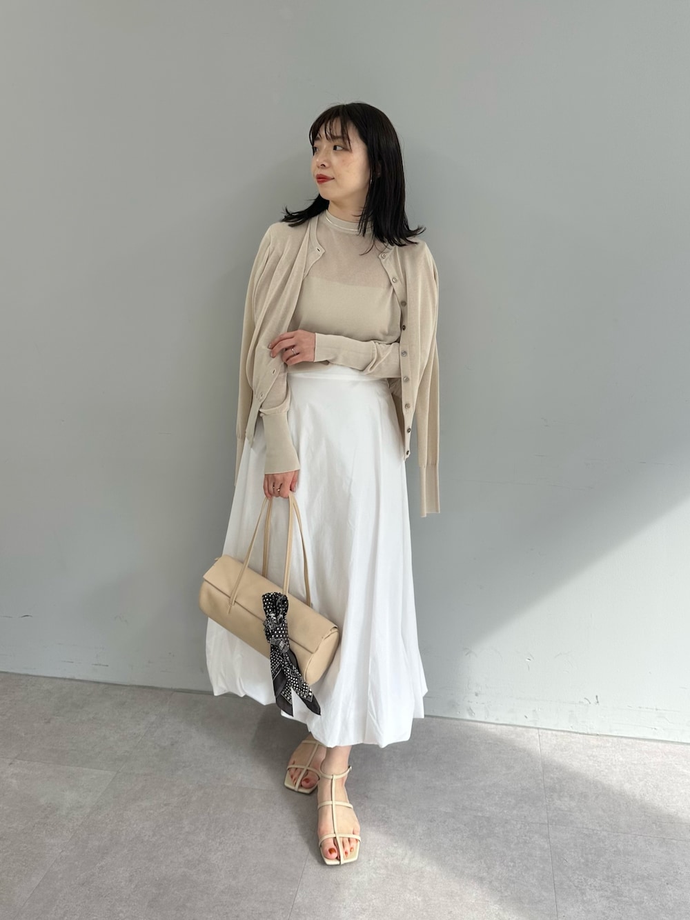「春コーデ、春めき満開コーデ、春服コーデ、春、春服、お花見コーデ、30代コーデ、大人カジュアル、バルーンスカート、シアートップス、ウィムガゼット、whimgazette、きれいめカジュアル、ワントーンコーデ、ワントーン」｜「Whim Gazetteのハイゲージ天竺プルオーバー（ニット/セーター、ベージュ系）」を使った、髙橋さん（骨格ストレート・レディース・158cm）の春コーディネートの1枚目の写真