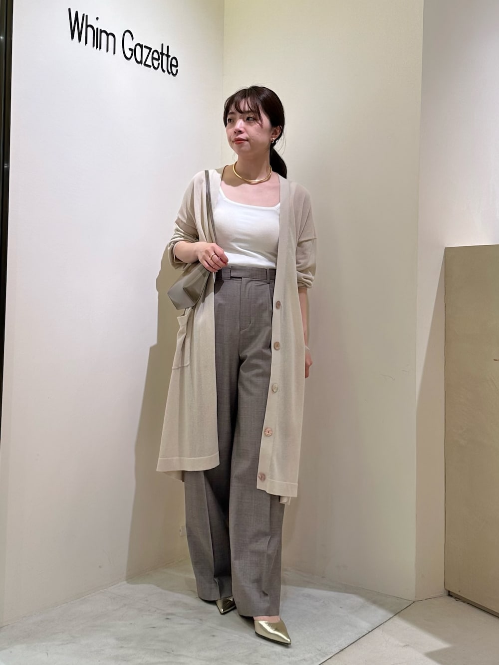 「春色、春めき満開コーデ、春コーデ、大人カジュアル、淡色コーデ、休日スタイル、お出かけコーデ、カーディガン、大人コーデ、きれいめコーディネート、ロングカーディガン、ワントーンコーデ、ママコーデ、きれいめカジュアル、ウィムガゼット」｜「Whim GazetteのカップツキRIBタンク（Tシャツ/カットソー、ホワイト系）」を使った、髙橋さん（レディース・158cm）の春コーディネートの1枚目の写真