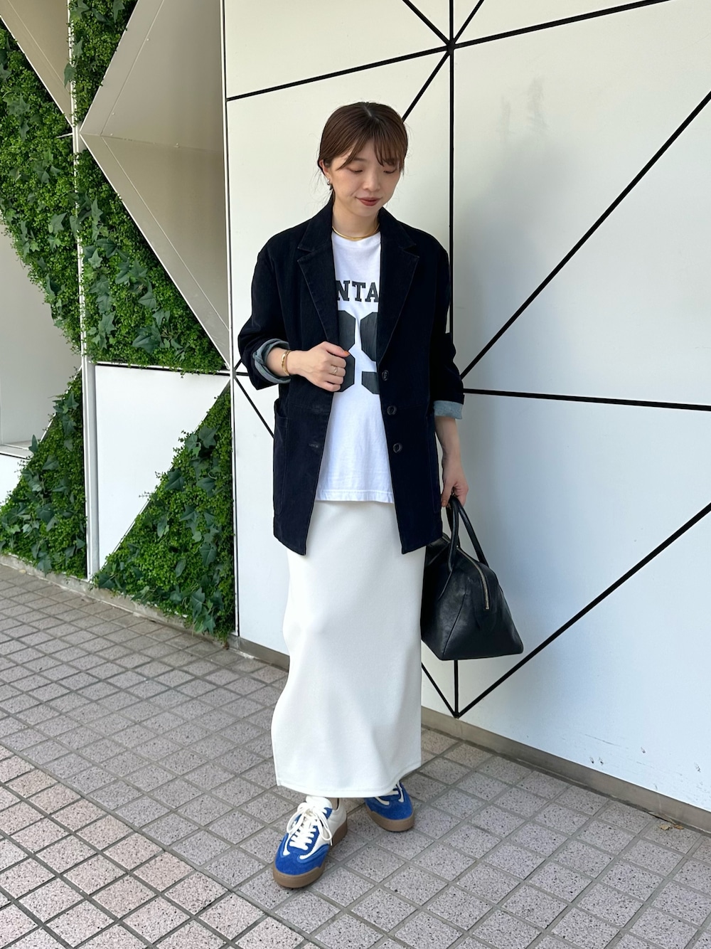 「ロゴT、モノトーン、スニーカー、お出かけコーデ、休日スタイル、デニム、きれいめカジュアル、オトナカジュアル、秋服準備はじめました、ジャケット、ウィムガゼット、whimgazette」｜「THE PAUSEの【THE PAUSE】フロッキーデニムジャケット（デニムジャケット、ブルー系）」を使った、髙橋さん（レディース・158cm）の夏コーディネートの1枚目の写真