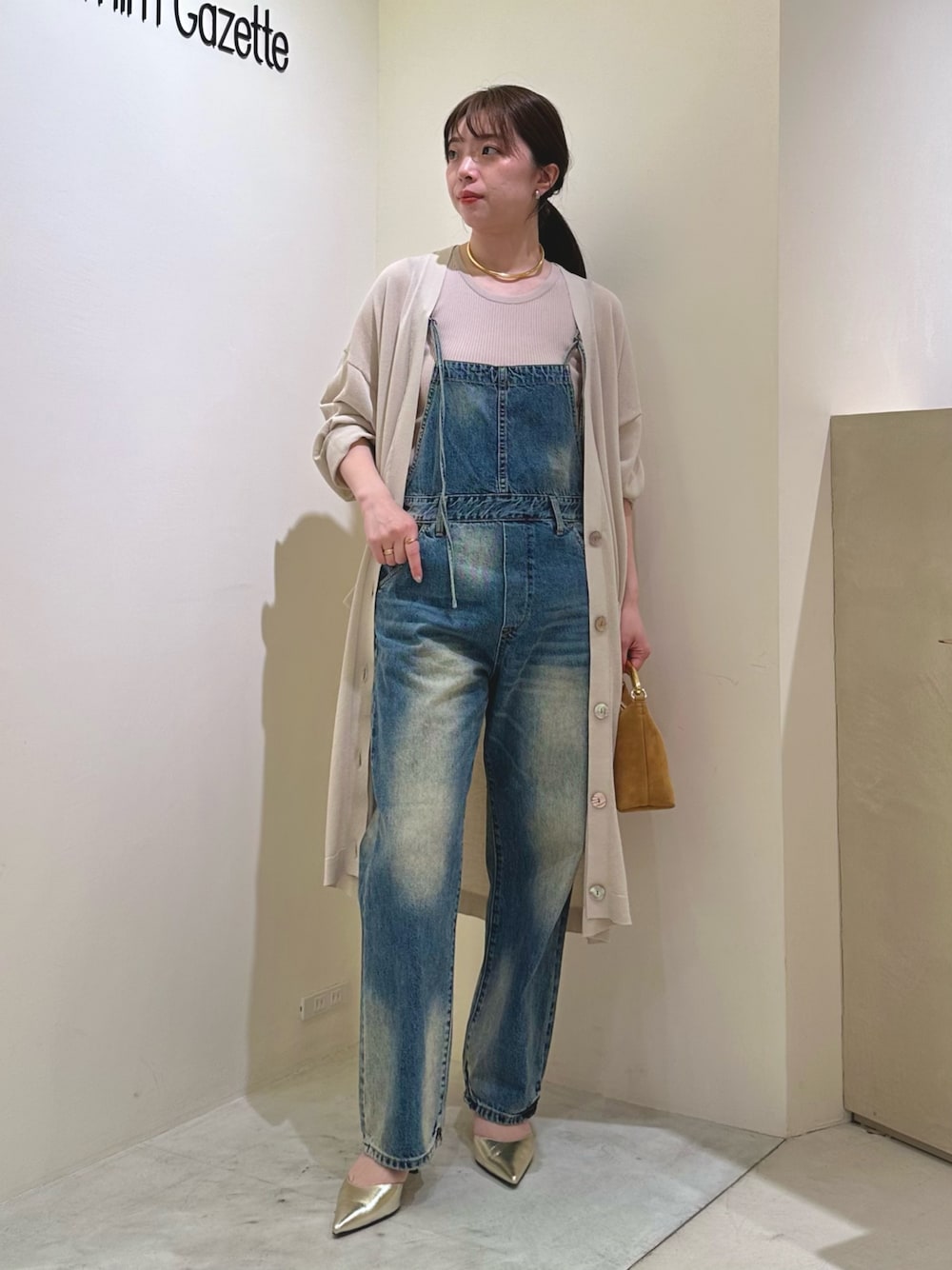 「大人カジュアル、春夏コーデ、シンプルコーデ、きれいめカジュアル、デニム、ラクチンコーデ、大人かわいい、夏ファッション、リラックススタイル、カジュアルコーデ、ウィムガゼット、whimgazette、オールインワン、カーディガン、30代コーデ」｜「Whim Gazetteのデニムオールインワン2（つなぎ/オールインワン、ブルー系）」を使った、髙橋さん（レディース・158cm）の春コーディネートの1枚目の写真