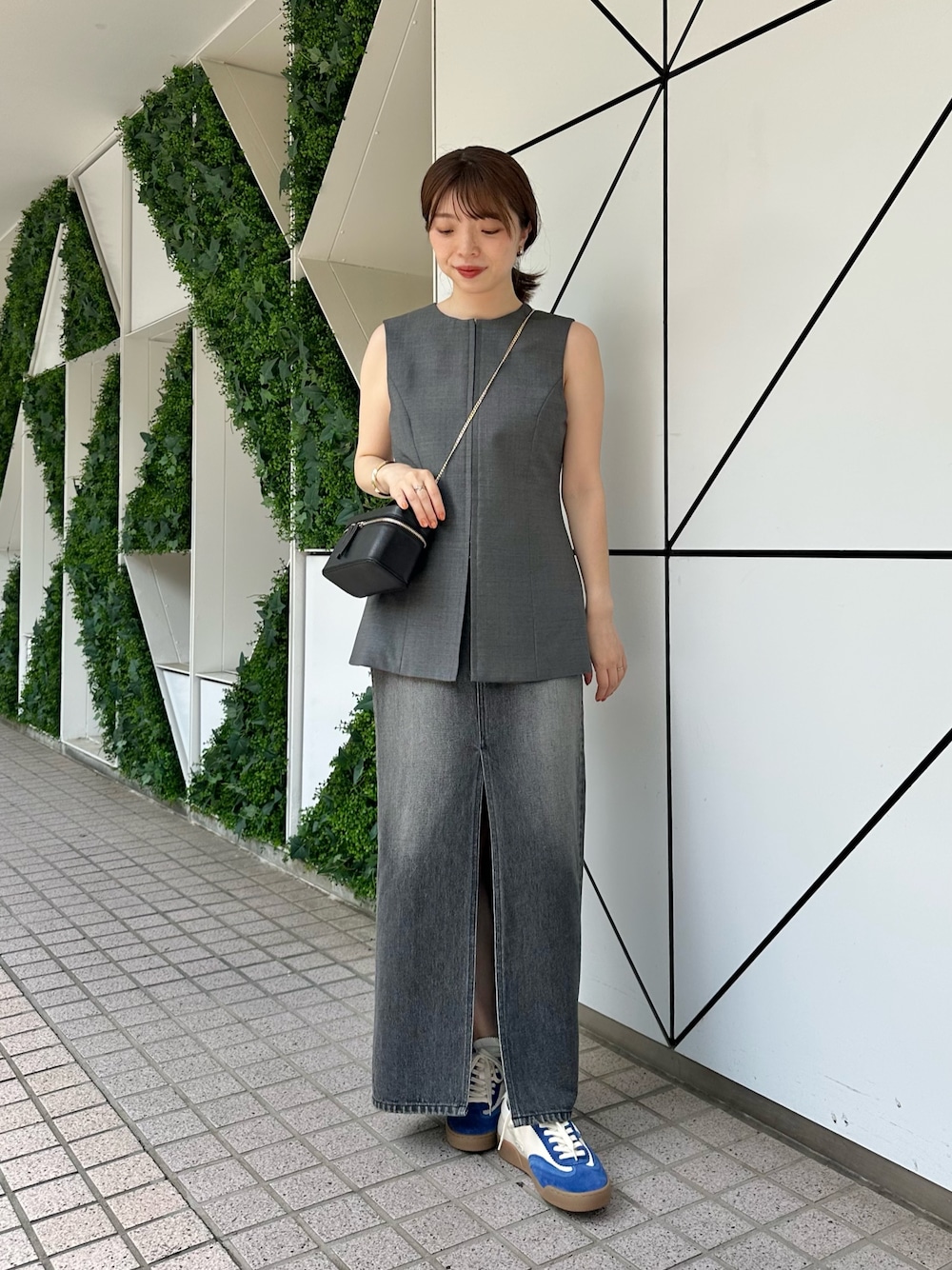 「デニム、ノースリーブ、シンプルコーデ、きれいめカジュアル、夏コーデ、お出かけコーデ、カジュアルスタイル、オトナ女子、休日スタイル、大人コーデ、30代コーデ、ジレ、デニムスカート、スニーカー、ウィムガゼット」｜「Whim Gazetteの【THESING】キャンバススエードスニーカー（スニーカー、ブルー系）」を使った、髙橋さん（レディース・158cm）の夏コーディネートの1枚目の写真