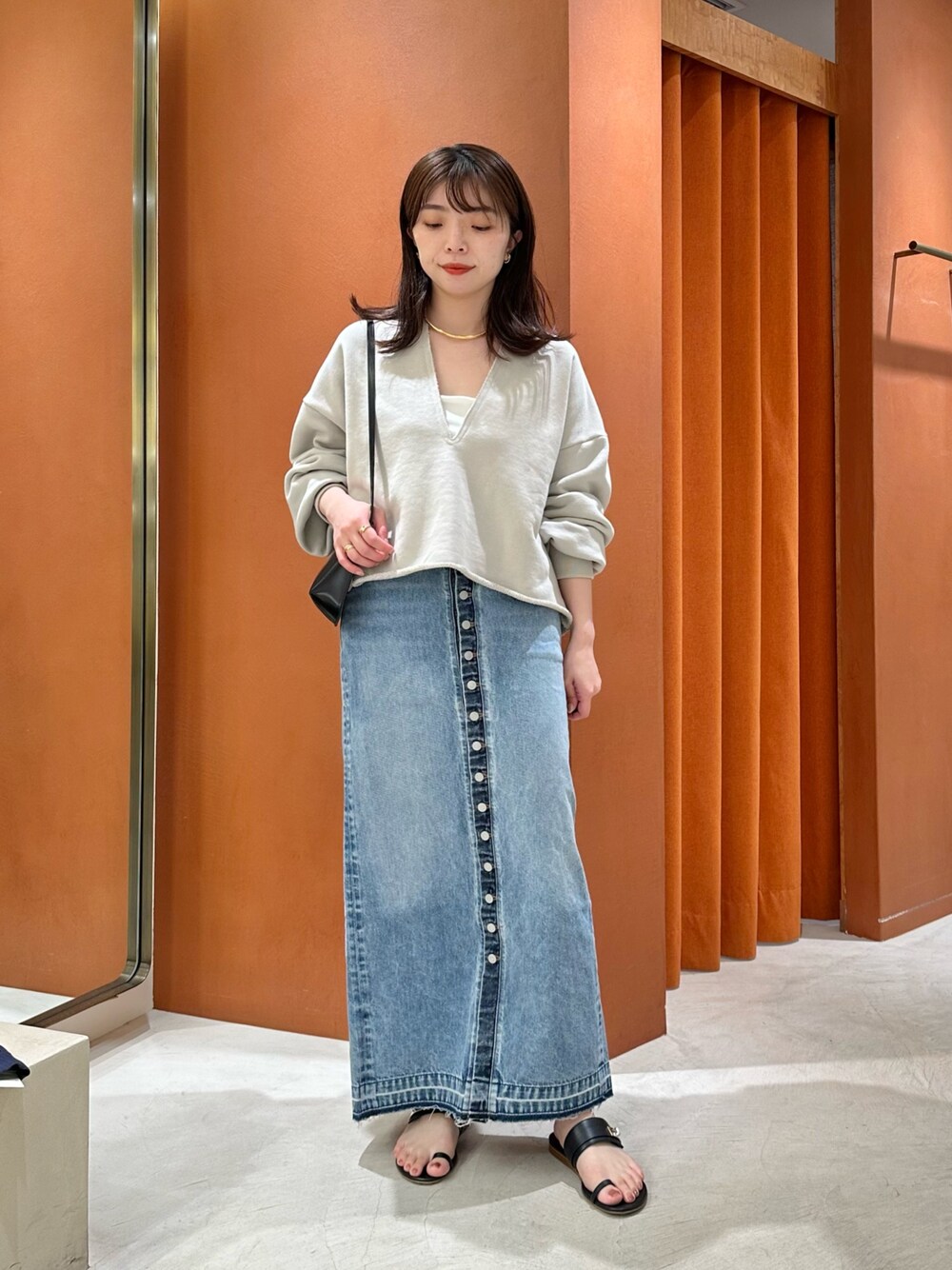 「春色、春めき満開コーデ、デニム、スウェット、春コーデ、大人カジュアル、休日スタイル、お出かけコーデ、オトナカジュアル、シンプルスタイル、きれいめコーデ、whimgazette、ウィムガゼット、デニムスカート、サンダルコーデ」｜「Whim GazetteのスウェットVネックプルオーバー２（スウェット、ベージュ系）」を使った、髙橋さん（レディース・158cm）の春コーディネートの1枚目の写真