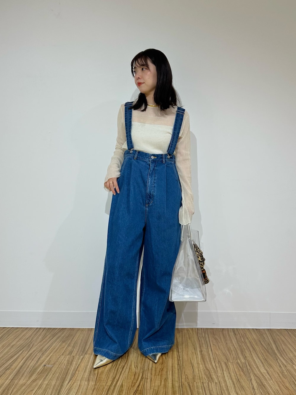 「サスペンダー、春色、デニム、大人ファッション、春先取り、大人可愛い、大人女子、ラクチンコーデ、ゆるシルエット、デニムコーデ、大人ガーリー、whimgazette、ウィムガゼット、シアートップス、ワイドデニム」｜「Whim Gazetteの【GEMINI】サスペンダーデニムパンツ（デニムパンツ、ブルー系）」を使った、髙橋さん（骨格ストレート・レディース・158cm）の冬コーディネートの1枚目の写真