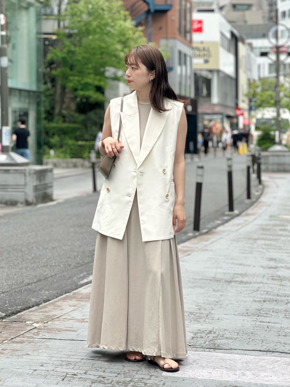 「サンダル、きれいめカジュアル、休日スタイル、お出かけコーデ、淡色コーデ、大人カジュアルコーデ、春夏コーデ、30代コーデ、ママファッション、ワンピース、ジレ、ワントーンコーデ、ノースリーブ、ウィムガゼット、whimgazette」｜「Whim Gazetteのカットフレアワンピース（ワンピース、ベージュ系）」を使った、髙橋さん（レディース・158cm）の春コーディネートの1枚目の写真