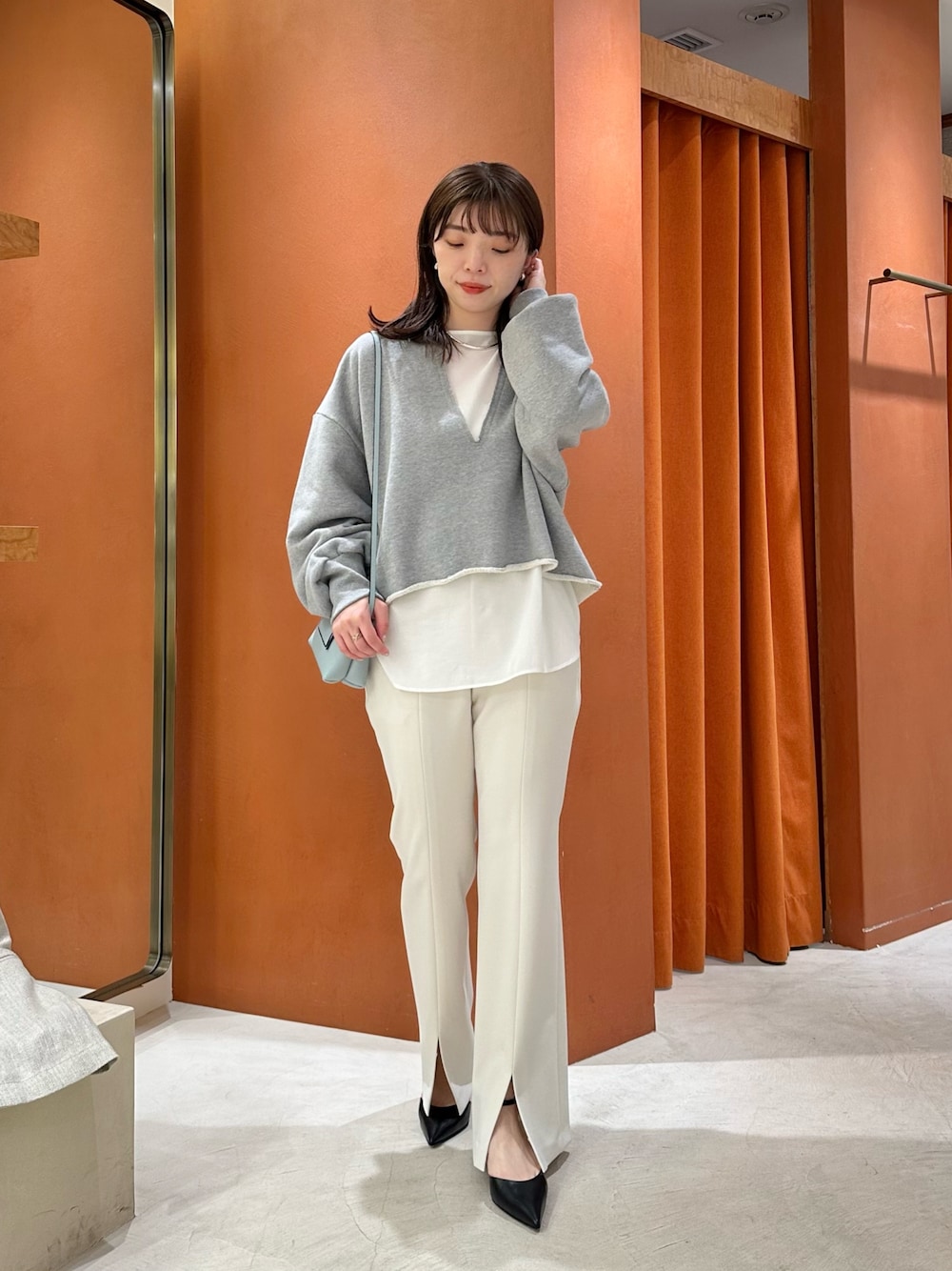 「春めき満開コーデ、休日スタイル、お出かけコーデ、大人カジュアル、ラクチンコーデ、キレイめコーデ、大人ファッション、オトナカジュアル、スウェット、スウェットコーデ、春コーデ、ウィムガゼット、whimgazette、レイヤードスタイル」｜「Whim GazetteのスウェットVネックプルオーバー２（スウェット、グレー系）」を使った、髙橋さん（レディース・158cm）の春コーディネートの1枚目の写真