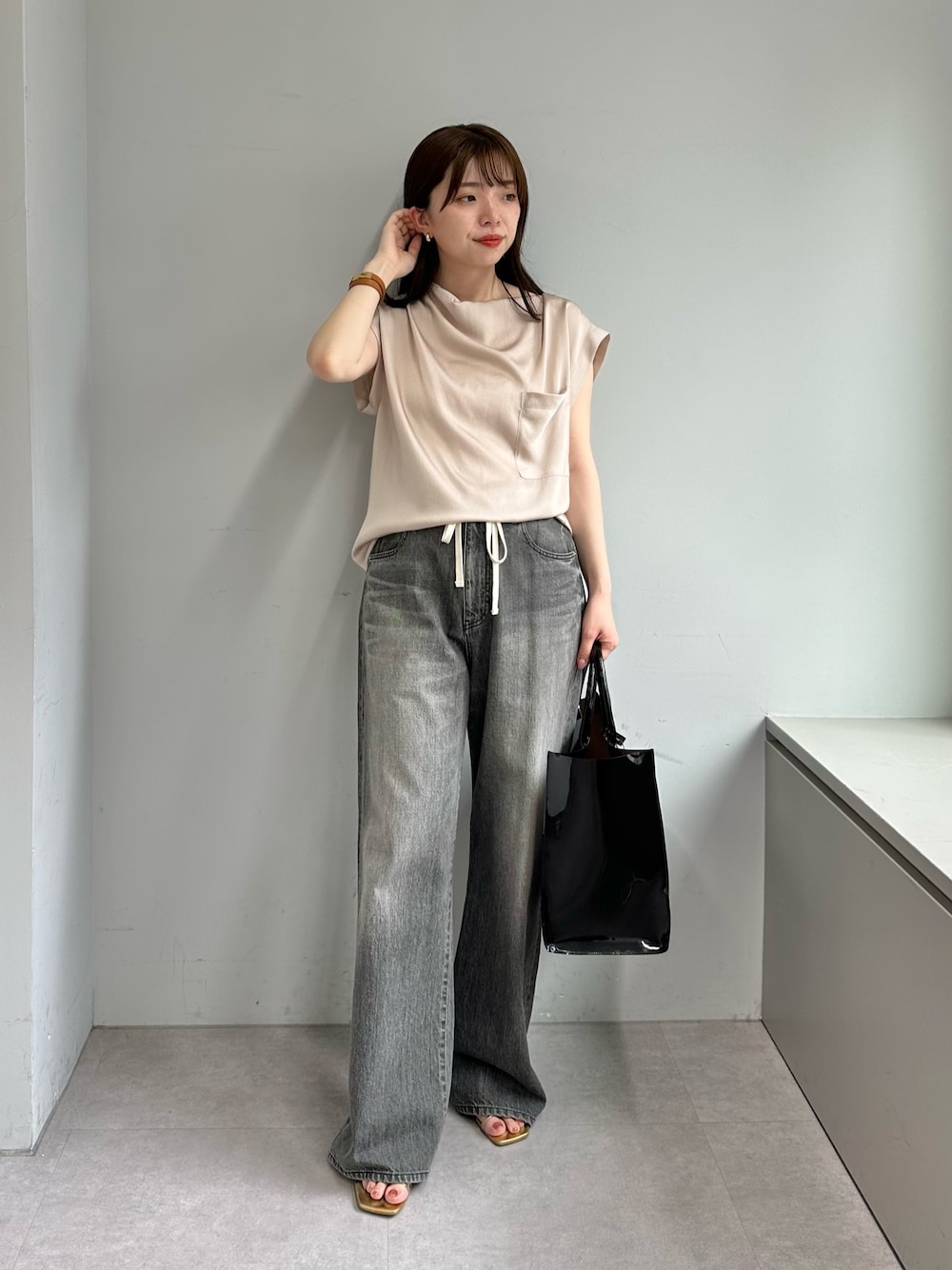 「サンダル、春夏コーデ、シンプルコーデ、休日スタイル、きれいめカジュアル、お出かけコーデ、おでかけコーデ、シンプルスタイル、デニム、デニムパンツ、ウィムガゼット、whimgazette、オトナカジュアル、ブラウス」｜「Whim Gazetteのドロストデニム（デニムパンツ、グレー系）」を使った、髙橋さん（レディース・158cm）の春コーディネートの1枚目の写真