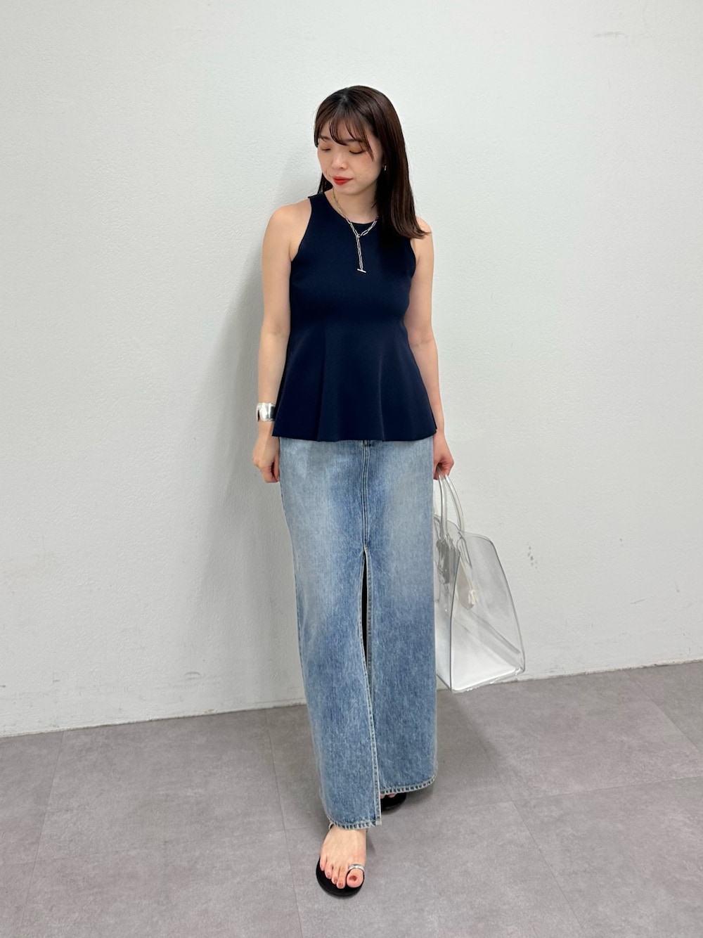 「春色、休日スタイル、デートコーデ、お出かけコーデ、大人カジュアル、春夏コーデ、大人コーデ、大人女子、春服コーデ、シンプルコーデ、デニムコーデ、スカート、ウィムガゼット、whimgazette、オトナカジュアル」｜「Whim Gazetteのアメスリフレアプルオーバー（ニット/セーター、ブルー系）」を使った、髙橋さん（レディース・158cm）の春コーディネートの1枚目の写真