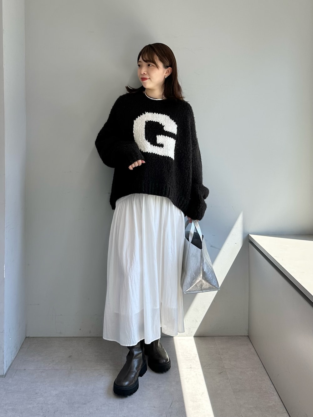 「秋服準備はじめました、シンプルコーデ、お出かけコーデ、ロングスカート、秋コーデ、秋冬コーデ、ブラウンコーデ、フレアスカート、ブーツ、ニット、ウィムガゼット、whimgazette」｜「Whim GazetteのGハンドニットプルオーバー（ニット/セーター、ブラウン系）」を使った、髙橋さん（レディース・158cm）の秋コーディネートの1枚目の写真