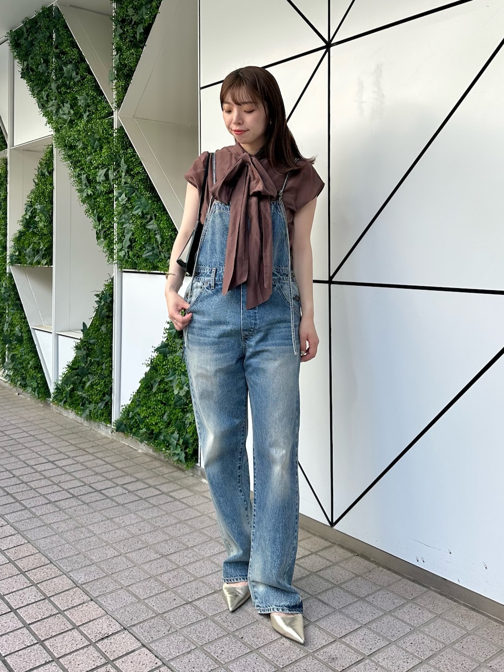 「きれいめカジュアル、休日スタイル、デニム、シアートップス、お出かけコーデ、夏コーデ、大人かわいい、キレイめカジュアル、サロペット、オールインワン、ウィムガゼット、whimgazette、オトナカジュアル、ブラウス、骨格ストレート」｜「Whim Gazetteのデニムオールインワン2（つなぎ/オールインワン、ブルー系）」を使った、髙橋さん（レディース・158cm）の春コーディネートの1枚目の写真