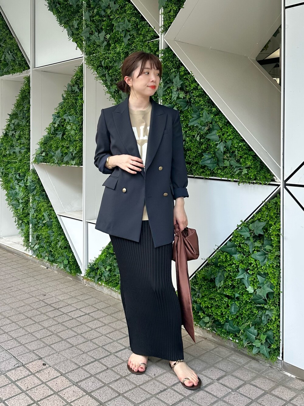 「ジャケット、テーラードジャケット、春色、春めき満開コーデ、春コーデ、大人カジュアル、休日スタイル、お出かけコーデ、大人コーデ、きれいめコーディネート、ジャケットコーデ、ロゴT、タイトスカート、サンダル、ウィムガゼット」｜「Whim GazetteのナンバーTシャツ（Tシャツ/カットソー、ベージュ系）」を使った、髙橋さん（レディース・158cm）の春コーディネートの1枚目の写真