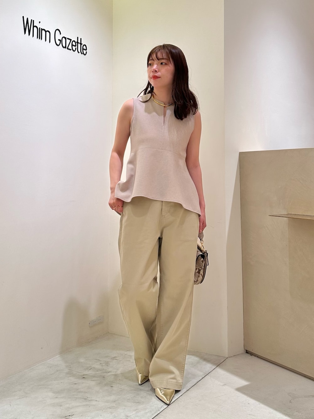 「大人カジュアル、春夏コーデ、淡色コーデ、シンプルコーデ、きれいめカジュアル、お出かけコーデ、大人カジュアルコーデ、チノパン、オトナカジュアル、ウィムガゼット、whimgazette、ぺプラムトップス、ワントーンコーデ、ノースリーブ」｜「Whim Gazetteのバイオ加工チノパンツ（チノパンツ、ベージュ系）」を使った、髙橋さん（レディース・158cm）の春コーディネートの1枚目の写真