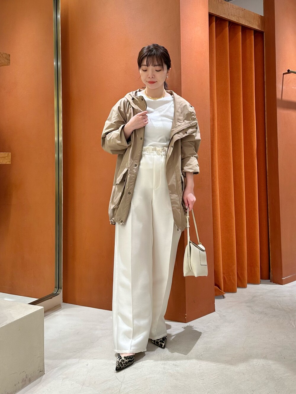 「ロンT、春服、春カラー、大人女子、おでかけコーデ、きれいめコーディネート、春夏コーデ、骨格ストレート、ウィムガゼット、whimgazette、ホワイト、ホワイトコーデ、ホワイトパンツ、ブルゾン、レオパード」｜「Whim Gazetteのフーディーブルゾン（ブルゾン、ベージュ系）」を使った、髙橋さん（骨格ストレート・レディース・158cm）の春コーディネートの1枚目の写真