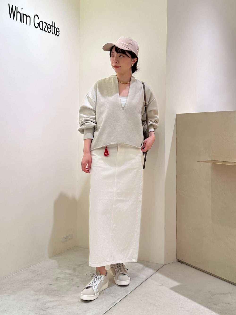 「ウィムガゼット、whimgazette、キャップ、春色、デニム、オトナカジュアル、大人コーデ、春服コーデ、スカートスタイル、大人ファッション、30代コーデ、ホワイトコーデ、スウェット、スニーカー、スニーカーコーデ」｜「Whim Gazetteのドロストデニムスカート（デニムスカート、ホワイト系）」を使った、髙橋さん（骨格ストレート・レディース・158cm）の春コーディネートの1枚目の写真