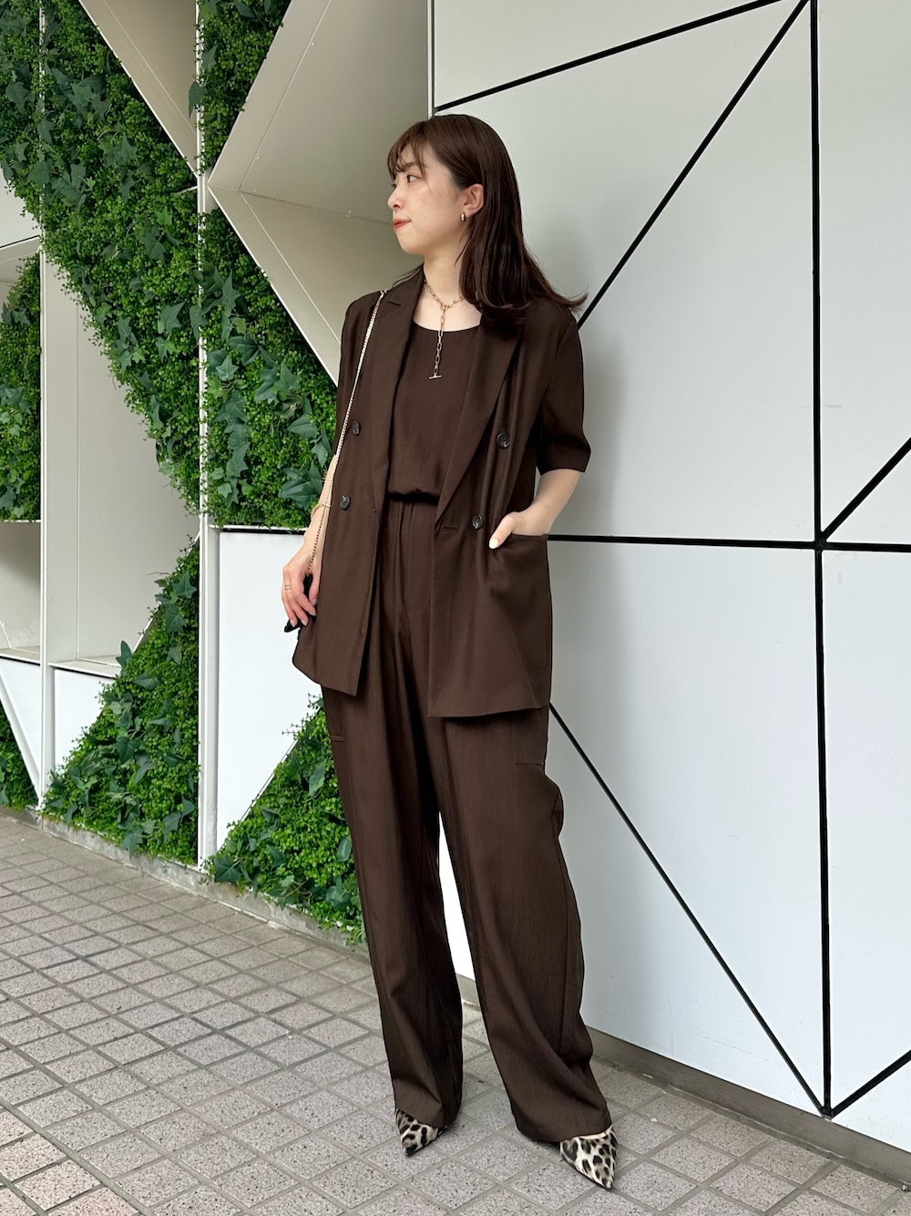 「お出かけコーデ、モノトーン、きれいめカジュアル、夏服コーデ、大人コーデ、キレイめカジュアル、オフィススタイル、ジャケット、オールインワン、セットアップ、レオパード、ウィムガゼット、whimgazette、オトナカジュアル、ブラウンコーデ」｜「Whim Gazetteのオックスオールインワン（つなぎ/オールインワン、ブラウン系）」を使った、髙橋さん（レディース・158cm）の春コーディネートの1枚目の写真