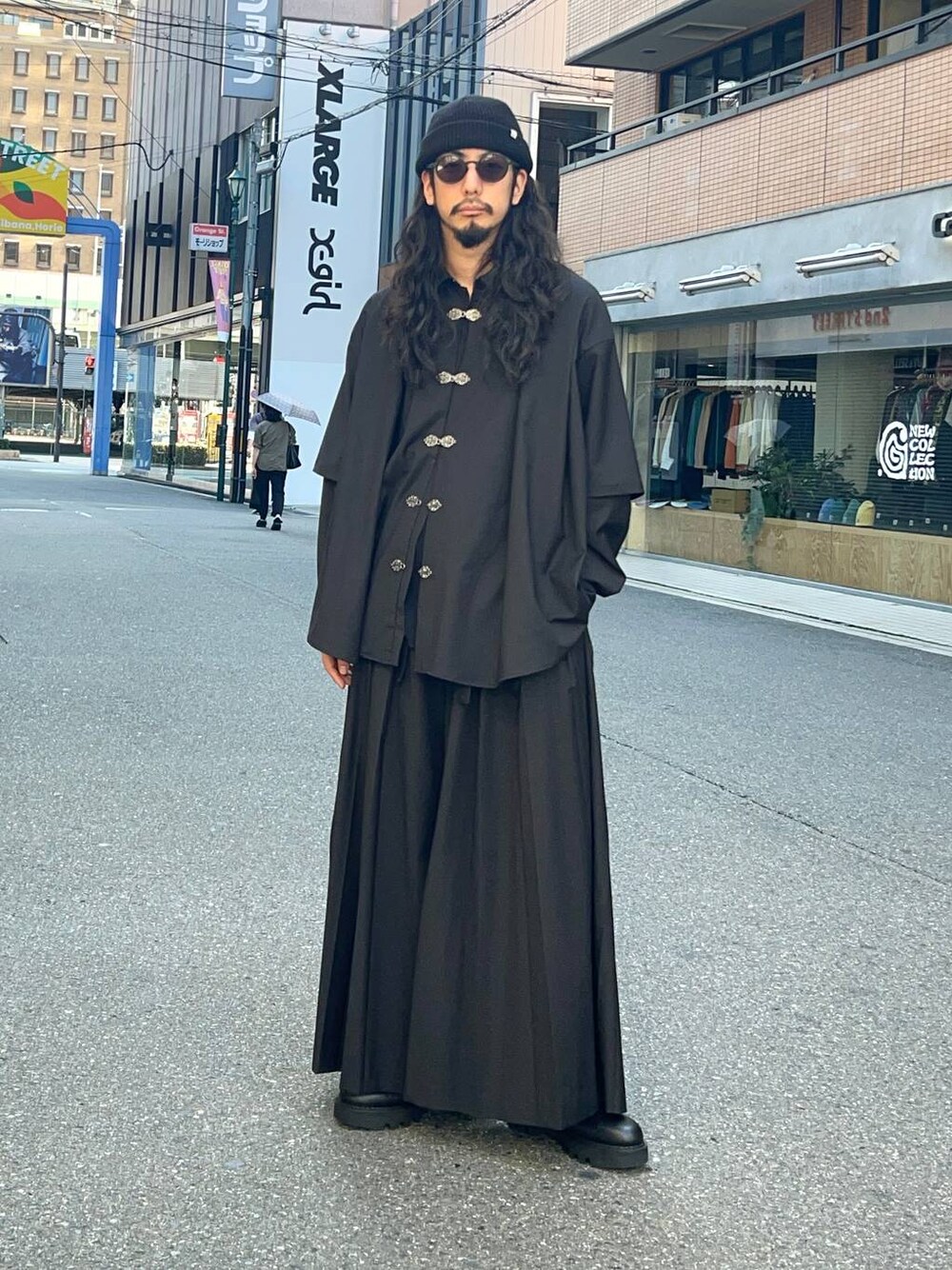 グレー系のタンクトップ、ブラック系のドレスシューズ、ブラック系のその他パンツを着用したメンズの秋コーディネートの1枚目の写真