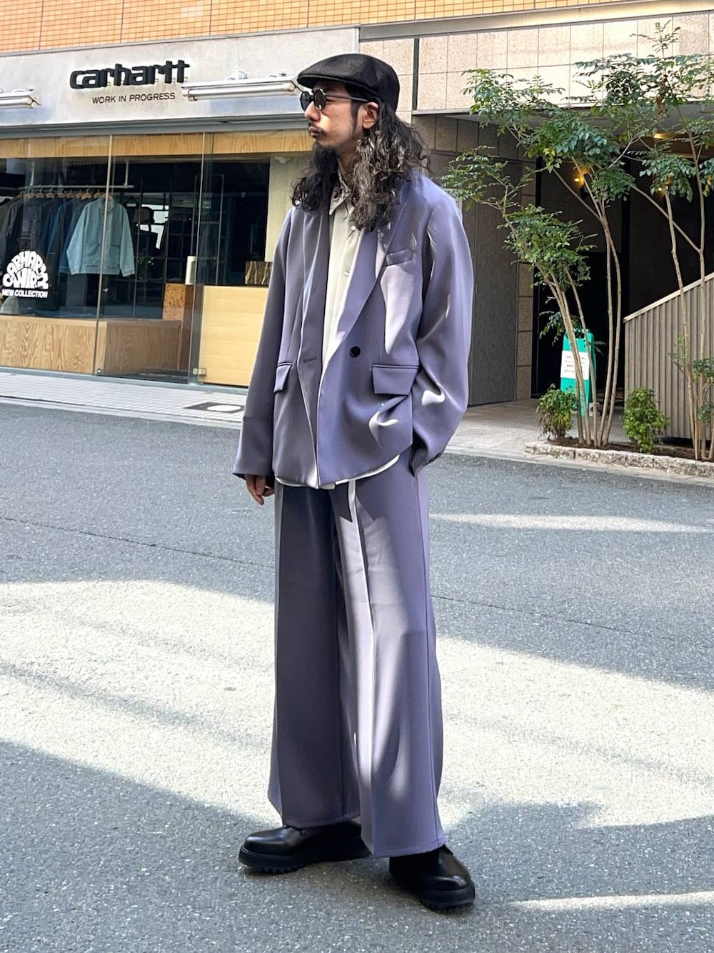 「個性派、リラックス、ラフ、ジャケット、シャツ、スラックス、きれいめ、春コーデ、モード、休日コーデ」｜「HAREの【SET UP対応】TOROMIワイドパンツ(HARE)（スラックス、パープル系）」を使った、Dさん（メンズ・176cm）の春コーディネートの1枚目の写真