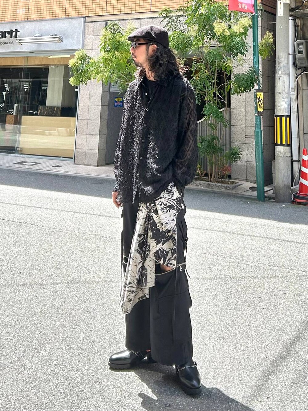 ブラック系のカーゴパンツ、ブラック系のドレスシューズ、ブラック系のTシャツ/カットソーを着用したメンズの夏コーディネートの1枚目の写真