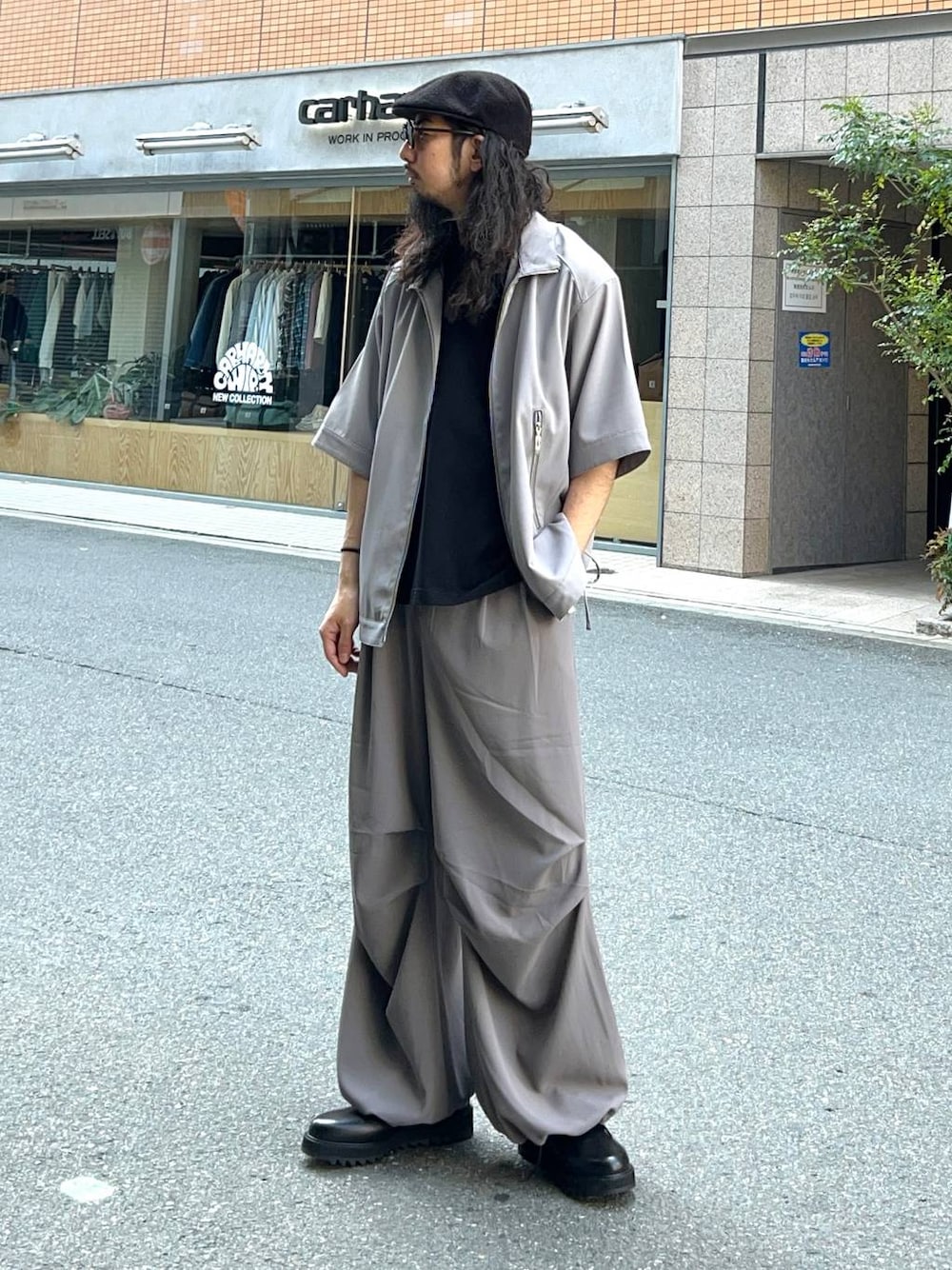 「ラフ、個性派、リラックス、シャツ、Tシャツ、ワイドパンツ、きれいめ、モード、夏コーデ、休日コーデ」｜「HAREの【SET UP対応】ワイドレッグパンツ(HARE)（その他パンツ、グレー系）」を使った、Dさん（メンズ・176cm）の春コーディネートの1枚目の写真
