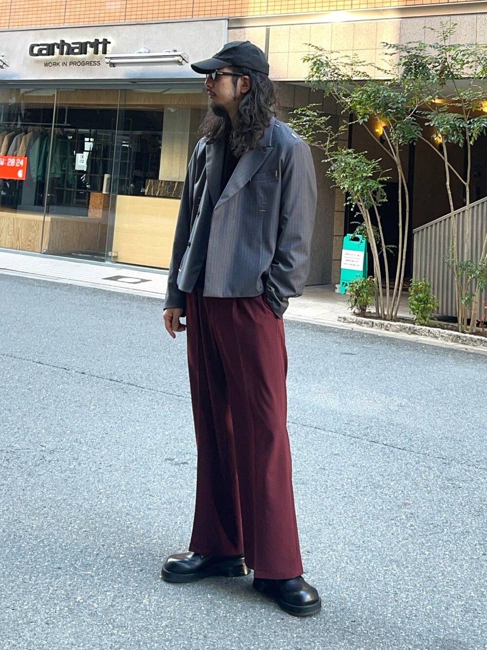 「個性派、リラックス、ラフ、ジャケット、スウェット、きれいめ、春コーデ、休日コーデ、モード、スラックス」｜「HAREのOTOMOワイドパンツ(HARE)（スラックス、レッド系）」を使った、Dさん（メンズ・176cm）の冬コーディネートの1枚目の写真