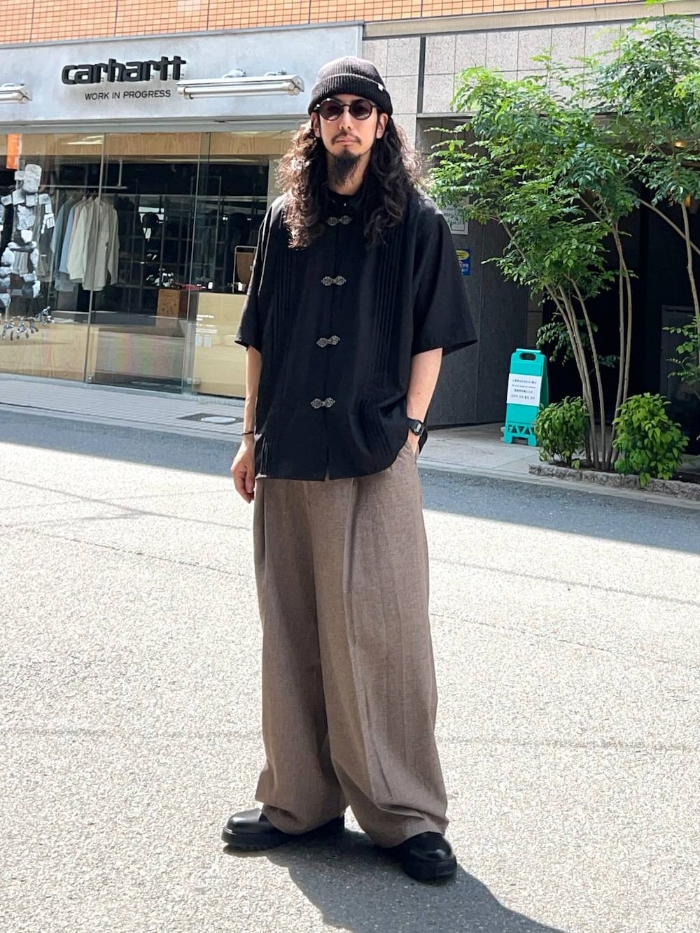 「個性派、リラックス、ラフ、シャツ、Tシャツ、ワイドパンツ、きれいめ、モード、夏コーデ、休日コーデ」｜「HAREの【接触冷感 汗シミ低減】ICYポンチドルマンカットソー(HARE)（Tシャツ/カットソー、ブラック系）」を使った、Dさん（メンズ・176cm）の春コーディネートの1枚目の写真