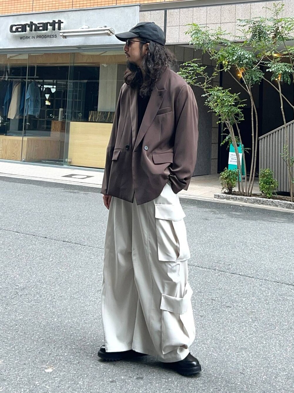 「リラックス、ラフ、休日コーデ、ストリート、ワイドパンツ、個性派、ジャケット、Tシャツ、きれいめ、春コーデ」｜「HAREのユルネックベーシックカットソーLS(HARE)（Tシャツ/カットソー、ブラック系）」を使った、Dさん（メンズ・176cm）の春コーディネートの1枚目の写真
