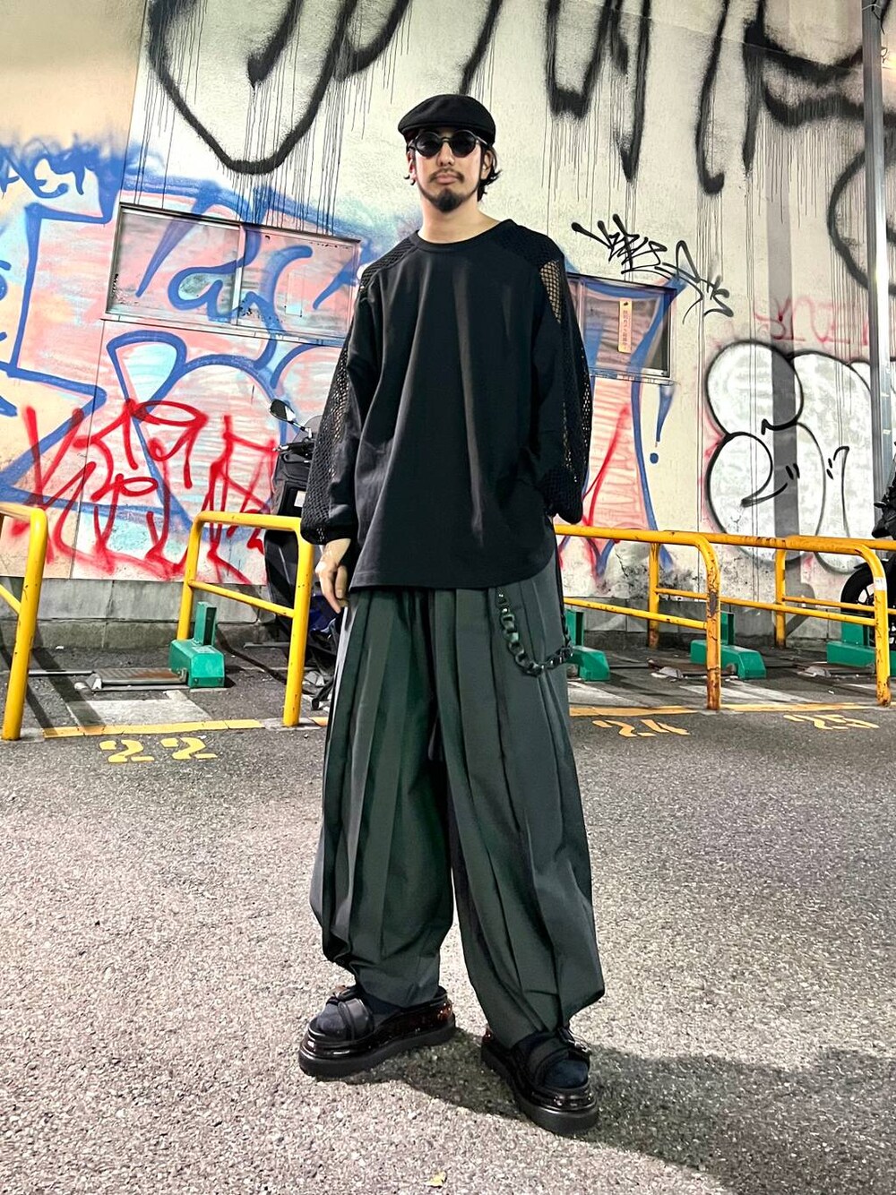 「個性派、リラックス、ラフ、Tシャツ、ワイドパンツ、モード、ストリート、夏コーデ、モテ、休日コーデ」｜「HAREのレザーWALLETチェーン(HARE)（ウォレットチェーン、ブラック系）」を使った、Dさん（メンズ・176cm）の春コーディネートの1枚目の写真