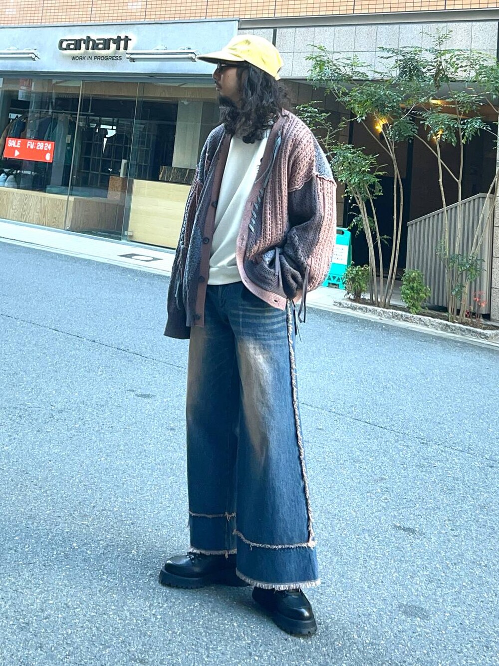 「春コーデ、個性派、リラックス、ラフ、カーディガン、スウェット、デニムパンツ、カジュアル、ストリート、休日コーデ」｜「HAREのステッチキリカエニットカーディガン(HARE)（カーディガン/ボレロ、ピンク系）」を使った、Dさん（メンズ・176cm）の冬コーディネートの1枚目の写真