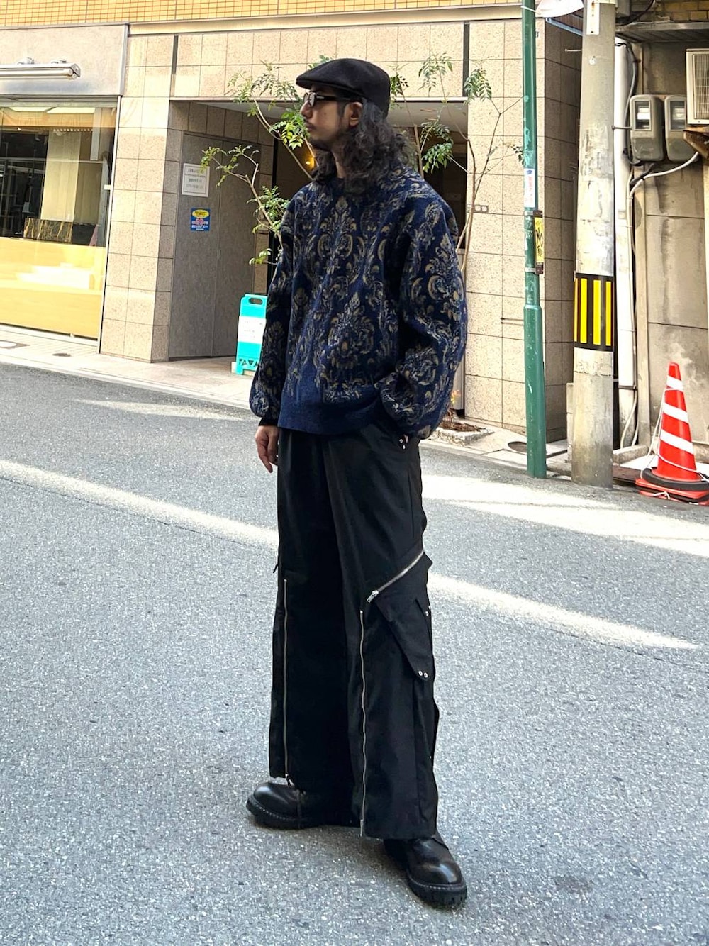 ブルー系のニット/セーター、ブラック系のカーゴパンツ、ブラック系のその他シューズを着用したメンズの秋コーディネートの1枚目の写真