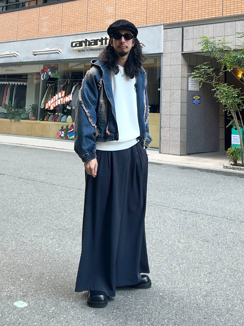 「個性派、リラックス、ラフ、ブルゾン、スウェット、ストリート、ワイドパンツ、カジュアル、春コーデ、休日コーデ」｜「HAREの【SET UP対応】DABOルーズワイドパンツ(HARE)（スラックス、グレー系）」を使った、Dさん（メンズ・176cm）の冬コーディネートの1枚目の写真