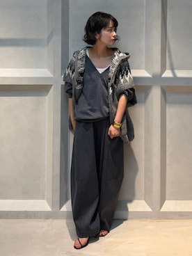 「アイテム（バングル/リストバンド）」を使った、伊藤美咲さん（レディース・146cm）の秋コーディネート
