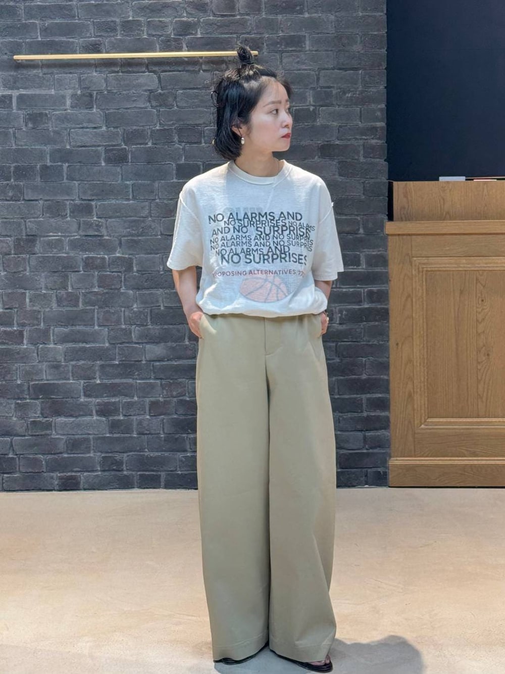 ブラウン系のその他パンツ、シルバー系のバングル/リストバンド、シルバー系のピアス(両耳用)を着用したレディースの冬コーディネートの1枚目の写真
