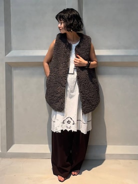 「アイテム（クラッチバッグ）」を使った、伊藤美咲さん（レディース・146cm）の秋コーディネート