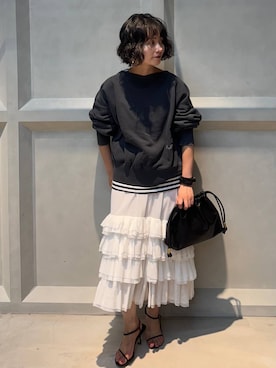 「アイテム（クラッチバッグ）」を使った、伊藤美咲さん（レディース・146cm）の秋コーディネート