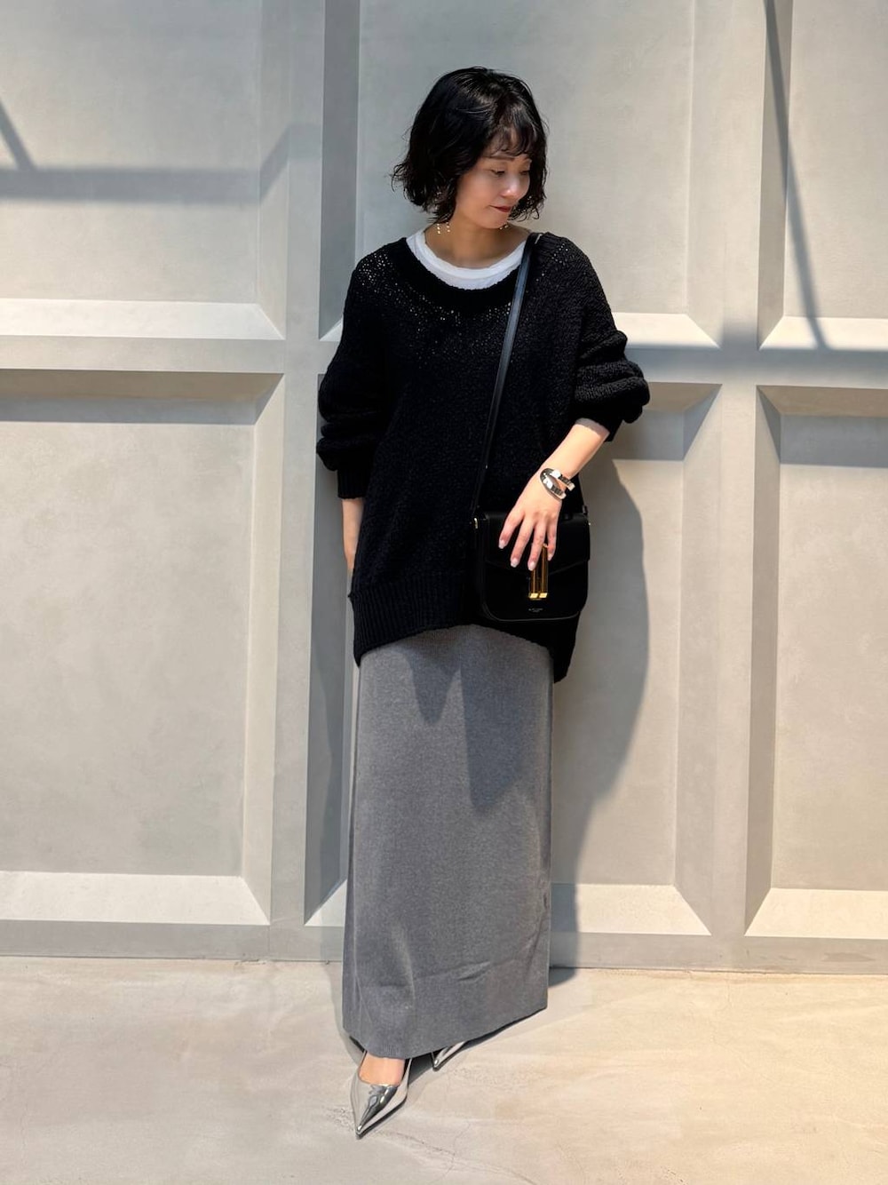 「Curensology、低身長、スカート、シンプルコーデ、モノトーン、女子ウケ、旅行、新作、高見え、きれいめカジュアル、レイヤードスタイル」｜「CurensologyのCurensology(カレンソロジー)/２連シルバーバングル（バングル/リストバンド、グレー系）」を使った、伊藤美咲さん（レディース・146cm）の冬コーディネートの1枚目の写真