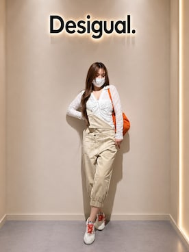 「Desigual（デシグアル）の無地ギャザー入りTシャツ（シャツ/ブラウス、ホワイト系）」を使った、Desigual りんくう STAFFさん（レディース・168cm）の春コーディネート