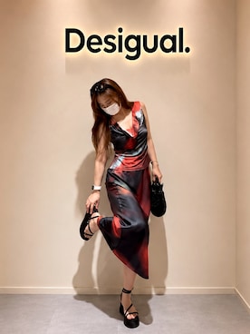 「Desigual（デシグアル）のカラフルブラープリントミディスカート ステイン柄 ブラック（スカート、レッド系）」を使った、Desigual りんくう STAFFさん（レディース・168cm）の夏コーディネート