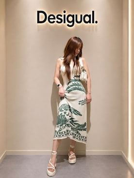 「Desigual（デシグアル）のパームツリーミディドレス（ワンピース、ホワイト系）」を使った、Desigual りんくう STAFFさん（レディース・168cm）の春コーディネート