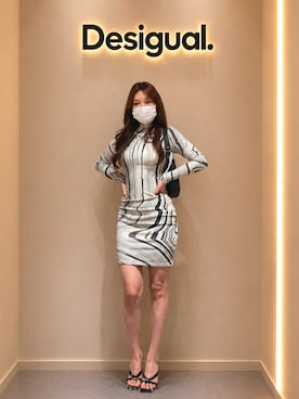 「Desigual（デシグアル）のステッチパネル アシンメトリー ショルダーバッグ ブラック（Shoulderbag、ブラック系）」を使った、Desigual りんくう STAFFさん（レディース・168cm）の夏コーディネート