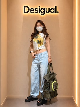 「Desigual（デシグアル）のひまわりグラデーションノースリーブTシャツ（T Shirts、ホワイト系）」を使った、Desigual りんくう STAFFさん（レディース・168cm）の夏コーディネート